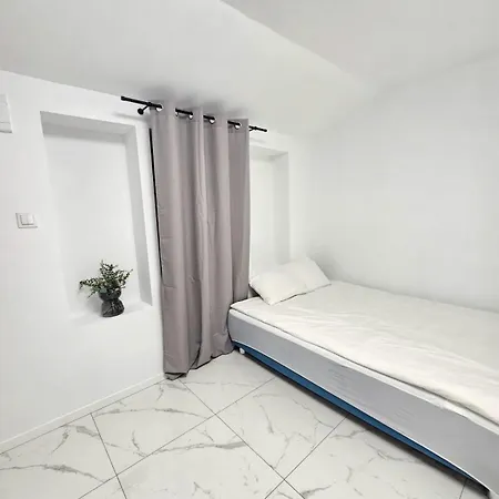 아파트 Zagrodnicza Modern House 브로츠와프